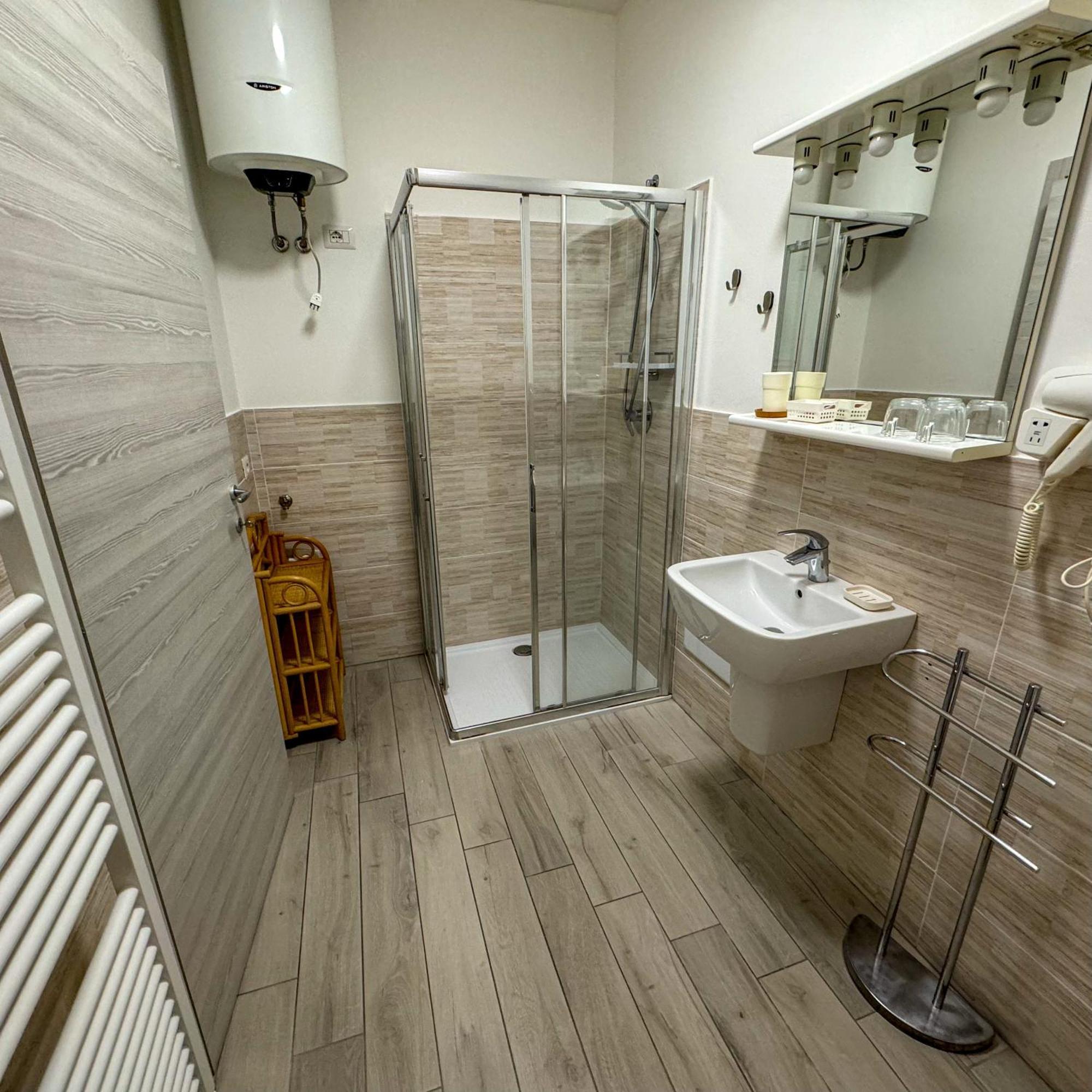 Sg Rooms - Casa Laura Пескиера дел Гарда Екстериор снимка